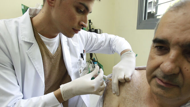 Un paciente recibe la vacuna de la gripe, en la campaña de vacunación del pasado año.