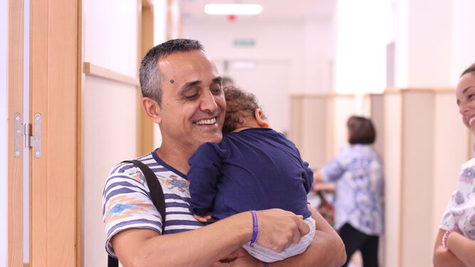 José Antonio Cruz abraza a su hijo Mario tras una sesión de fisioterapia en Udiate. / BELÉN VARGAS