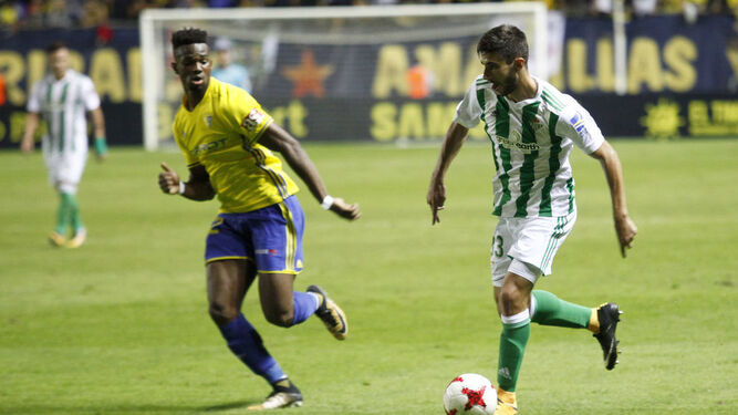El canterano Redru controla el balón en el partido en Cádiz