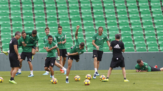 Los futbolistas del Betis bromean durante uno de los ejercicios realizados ayer en el entrenamiento matinal en el estadio Benito Villamarín.
