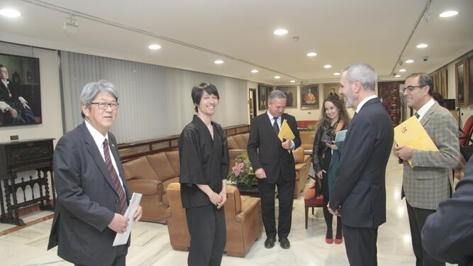 Masashi Mizukami, embajador, y Mitsuru Nagata, pintor, con el rector, Miguel Ángel Castro,  y el cónsul honorario, José Japón Sevilla.