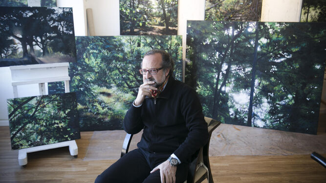 El pintor Javier Buzón, rodeado de su obra.
