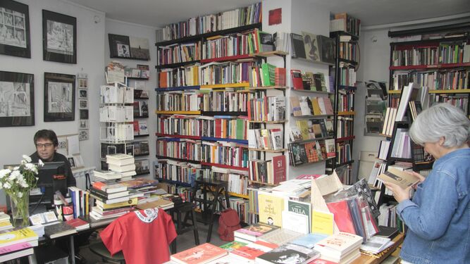 Luis Gallego y Aurora Delgado, en la librería La Fuga, que ofrece una 'cartelera' de libros.