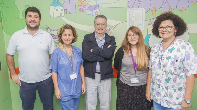 El equipo de Urología Infantil, Sebastián Roldán, Rosa Romero, Juan Carlos Valladares, Ana Edith Hernández y Francisca Jarana.