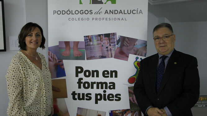 La secretaria de FADA, Ana María Álvarez, y el presidente del Colegio de Podólogos de Andalucía, Jorge Barnés.