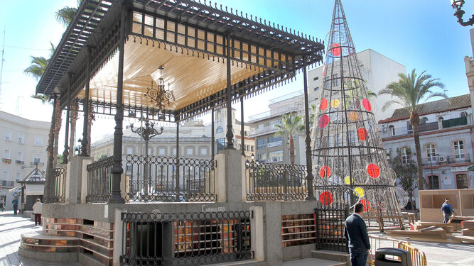 Puesta a punto de la plaza de las Monjas para las fiestas navideñas.