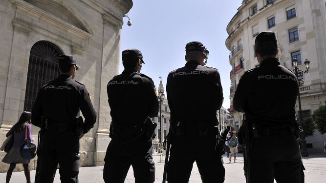 Agentes de la Policía Nacional en la Plaza Nueva una víspera de Domingo de Ramos.