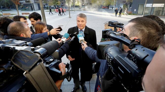 El letrado Agustín Martínez Becerra atiende a la prensa a su llegada a la sede judicial de Pamplona