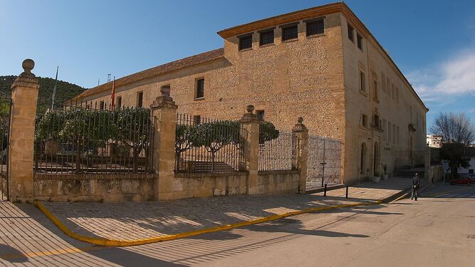 Una vista de la fachada del edificio de El Convento.
