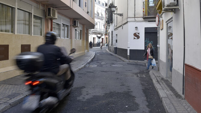 La calle Pérez Galdós, que desemboca en la Alfalfa, presenta importantes problemas de accesibilidad.