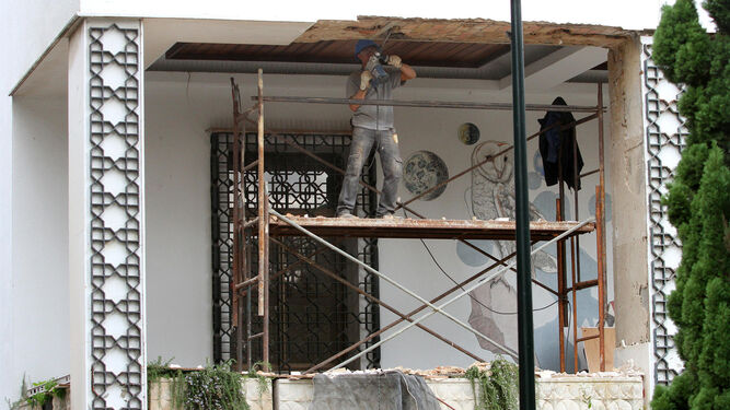 Un trabajador repara la zona dañana por el derrumbe en el Museo de Huelva.