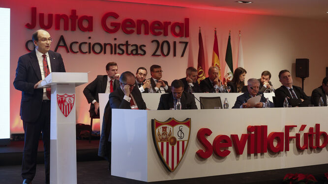 José Castro, presidente del Sevilla, se dirige a los accionistas de la entidad en la Junta Ordinaria, la que ha registrado más participación (70,53%).