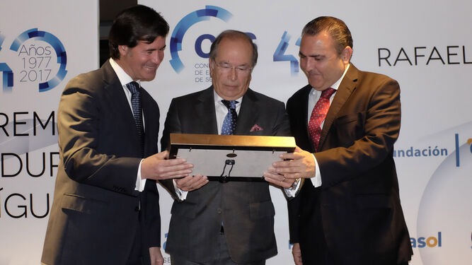 Rafael Tinoco, con el galardón, entre Miguel Rus, presidente de la CES, y Rafael Padura de Castro, hijo del empresario que da nombre al premio.