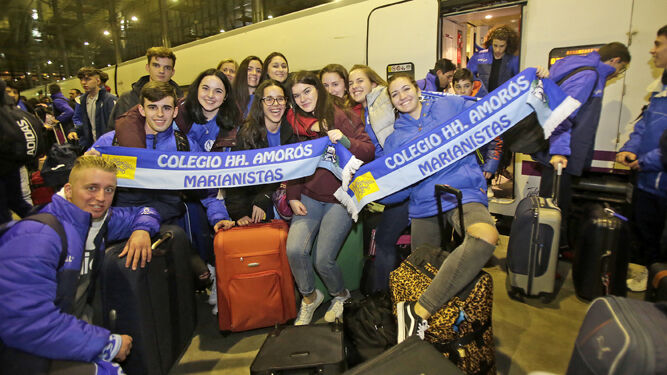Un elevado número de participantes llegó ayer a Cádiz en un par de trenes, a las 20:15 y a las 22:45.