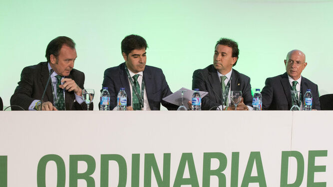 El consejero Ernesto Sanguino, Ángel Haro y José Miguel López Catalán y Lorenzo Serra Ferrer, antes del inicio de la pasada junta de accionistas del mes de noviembre.