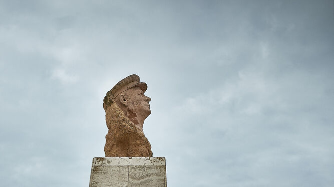El busto de Paco Alba, junto a la playa de La Caleta.