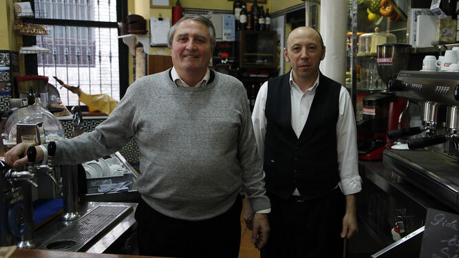 Manuel Boa, izquierda, y Antonio Jesús Campos, camareros del bar Dueñas.