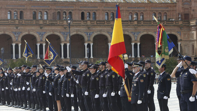 Policías Nacionales formados en la Plaza de España en un acto celebrado el pasado mes de mayo en Sevilla.