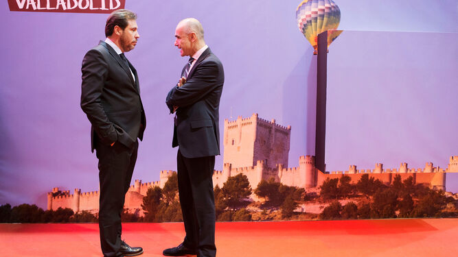 El delegado Antonio Muñoz conversa con el alcalde de Valladolid, Óscar Puente, en Fitur.