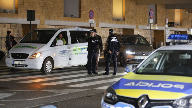 Policías locales en la parada del aeropuerto. / ANTONIO PIZARRO