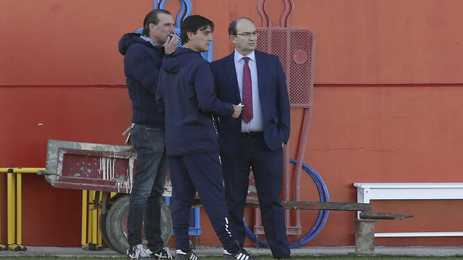 Óscar Arias conversa con Montella y José Castro en un entrenamiento.