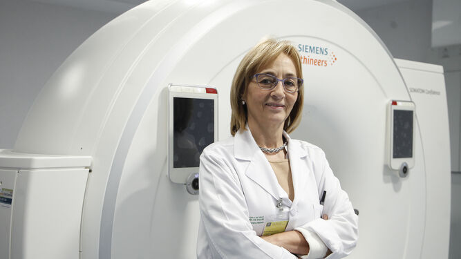 La doctora Eloísa Bayo, en el nuevo TAC en el Hospital Macarena. JO´SE ÁNGEL GARCÍA