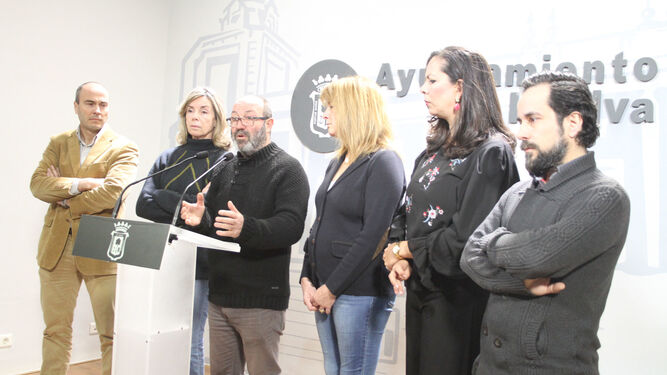 Rafael Gavilán, Blanca Romay, Pedro Jiménez, Pilar Miranda, María Martín y Jesús Amador comparecen en el Ayuntamiento de la capital.