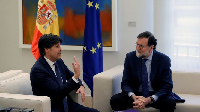 El presidente del Gobierno, Mariano Rajoy (d), conversa con el presidente de Societat Civil Catalana, José Rosiñol.