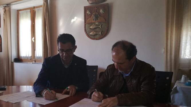 El alcalde y el gerente de Ibermad durante la firma del contrato.
