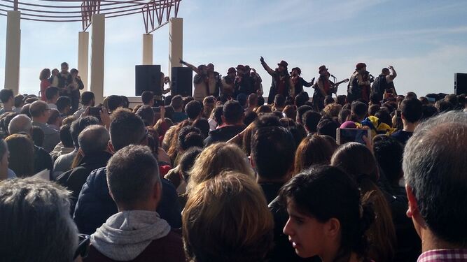La comparsa 'Los mafiosos' canta para cientos de personas en el Paseo Marítimo.