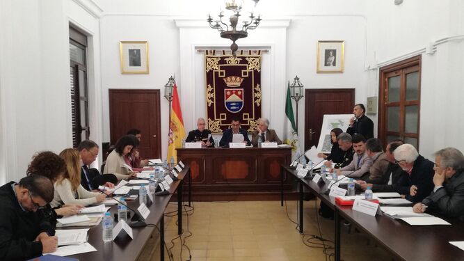 El alcalde de Barbate, Miguel Molina, presidió la mesa nacional sobre la proposición no de ley del Retín celebrada en el salón de plenos del Consistorio.