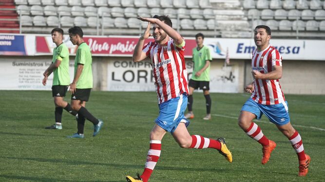 El capitán algecirista Iván celebra uno de sus goles.