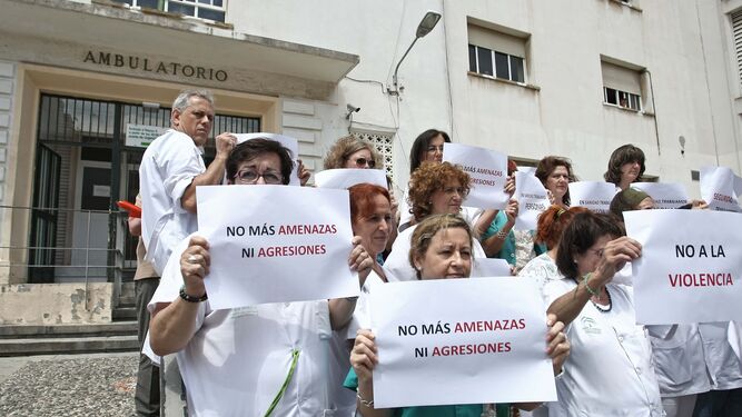 Concentración en protesta por una agresión en un centro de salud de Algeciras.