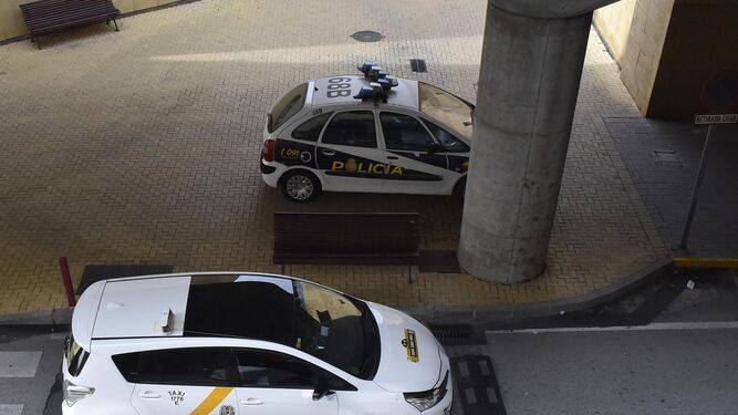 Un patrullero de la Policía Nacional junto a dos taxis en San Pablo.