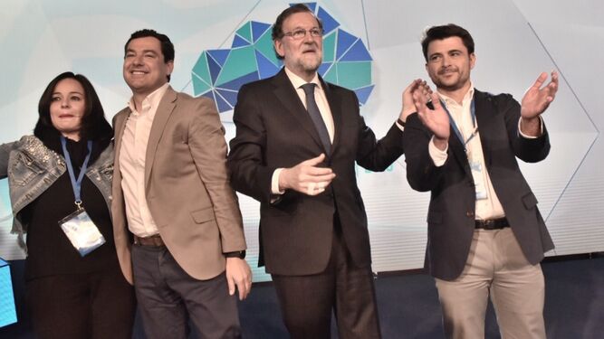 Rajoy estrecha la mano al candidato del PP a la Alcaldía de Sevilla, Beltrán Pérez.