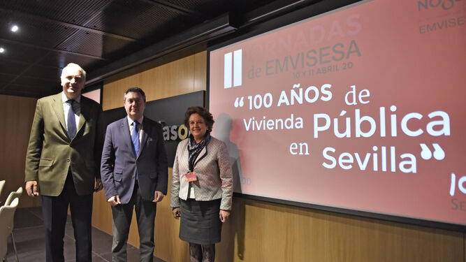 Juan Espadas junto a la edil Carmen Castreño y el director general de Vivienda y Suelo del Ministerio de Fomento, Antonio Aguilar Mediavilla.