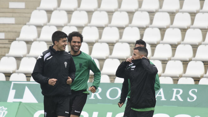 Quintanilla sonríe junto a Quim Araujo y Fernández, en un entrenamiento.