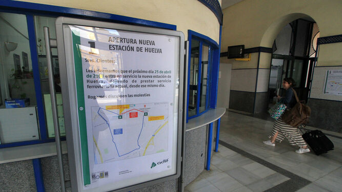 Cartel que anuncia el cambio de estación ubicado en el hall de la de Sevilla.