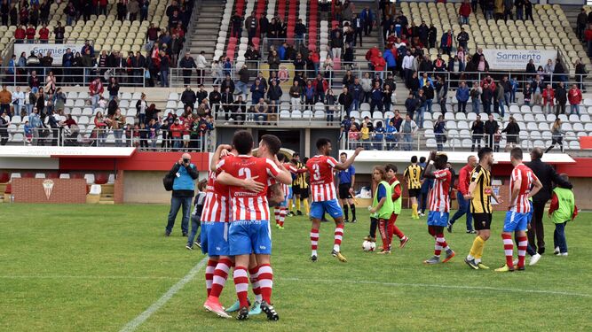 Los jugadores del Algeciras celebran la victoria sobre el San Roque de Lepe.