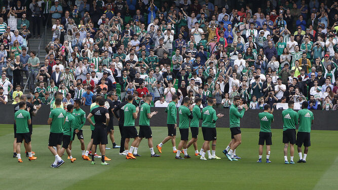 La plantilla del Betis y sus aficionados se aplauden mutuamente antes del entrenamiento bético.