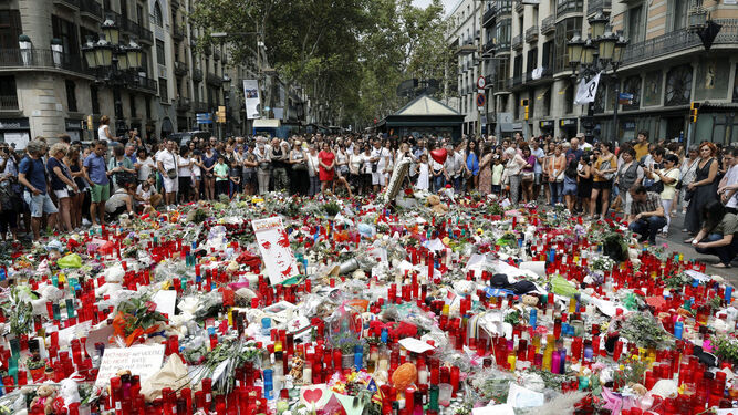 Gran afluencia de ciudadanos y turistas homenajea a la víctimas del atentado terrorista con una furgoneta en Las Ramblas de Barcelona.