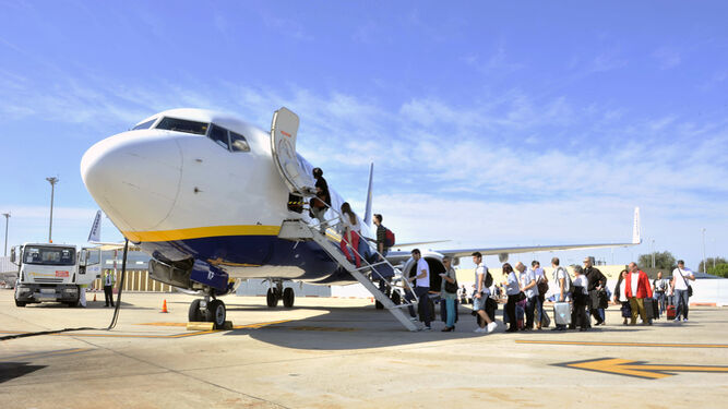 Pasajeros suben a un avión en el aeropuerto de San Pablo.
