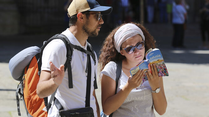 Dos turistas pasean ayer por Málaga capital
