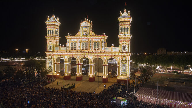 El encendido del Alumbrado de la Feria de Abril de Sevilla 2023, en imágenes