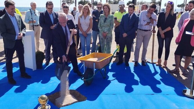 Colocan la primera piedra de un nuevo “gran parque” en la playa de Las Salinas de Roquetas de Mar