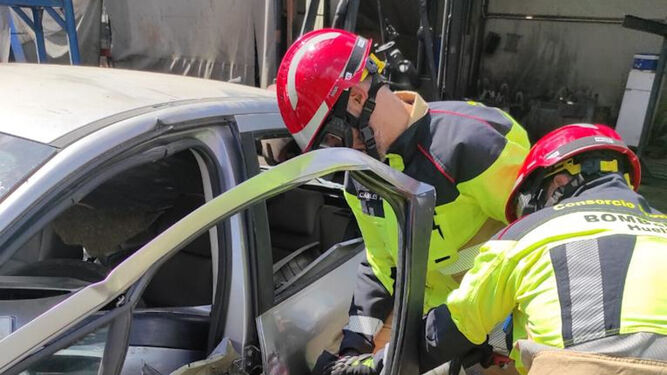 Dos bomberos del Consorcio realizan una intervención en un vehículo