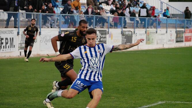 El jugador del CF Motril centra el balón en un encuentro anterior.