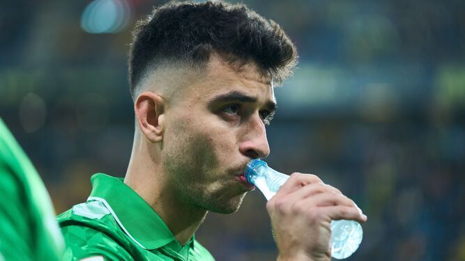 Marc Roca bebe agua durante el partido contra el Cádiz en el Nuevo Mirandilla.