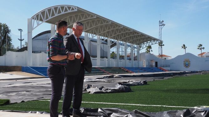 El alcalde de Palos de la Frontera en el campo de fútbol de la localidad