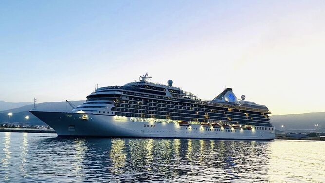 Llega al puerto de Motril un crucero de lujo con más de un millar de cruceristas y pasajes de hasta 23.900 euros